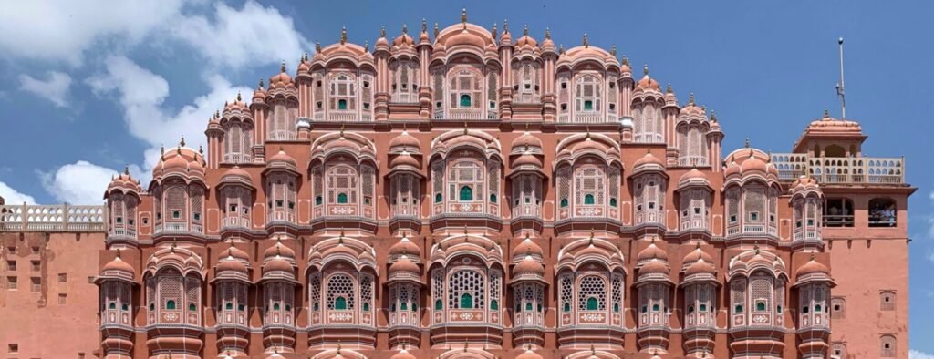 Explore the best street food in Jaipur! From spicy chaats to local favorites, find out where to eat like a true Jaipurite. A tasty guide awaits!